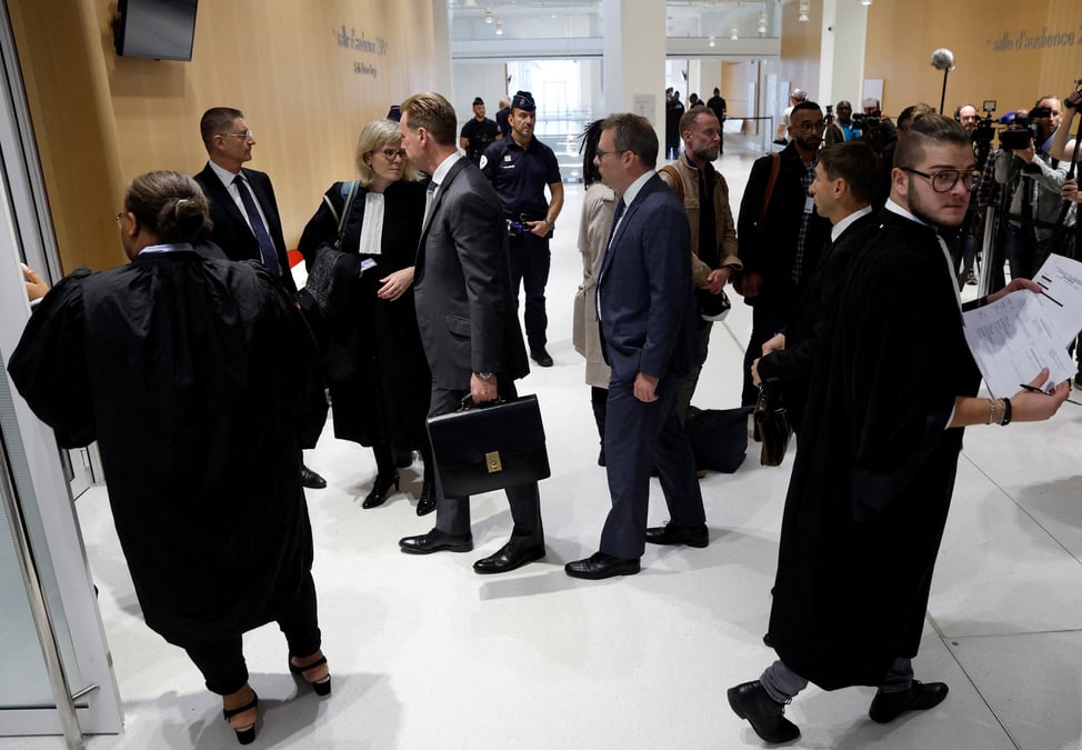 Photo d'avocats et de membres de familles de victimes le jour du proces concernant le crash du rio-paris
