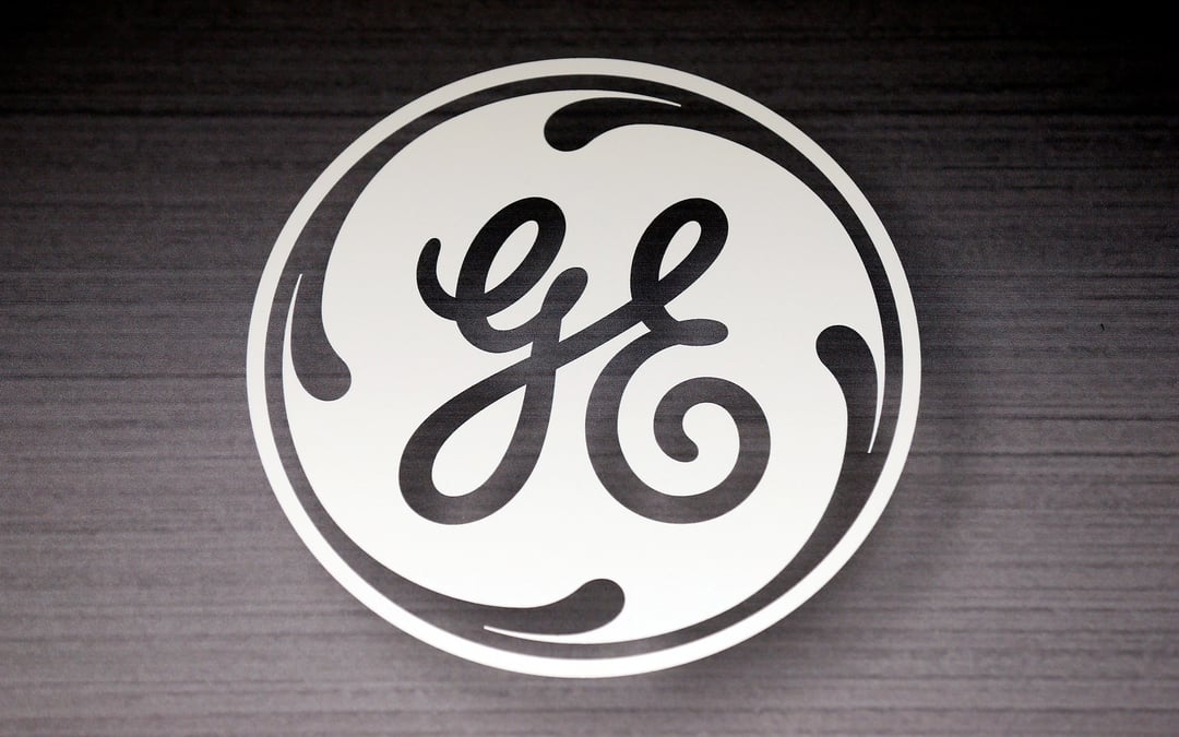 Photo d'archives du logo de general electric a schaumburg, aux etats-unis