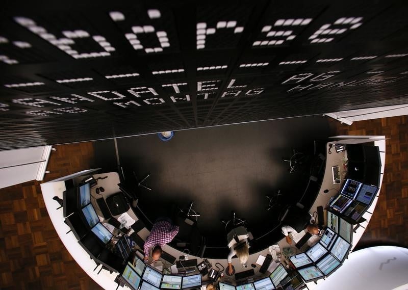 Les bourses europeennes dans le rouge a la mi-seance