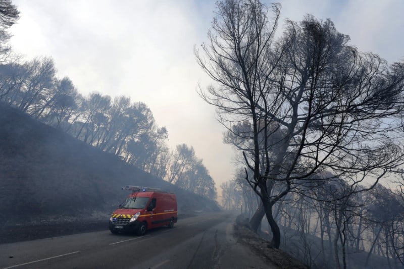 Trois incendies de foret font rage dans le sud