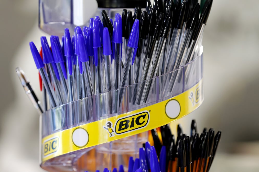 Bic supprime 450 postes, dont 100 au siege, et en cree 400 autres