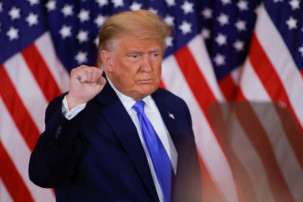 Trump revendique sa victoire alors que la course reste indecise