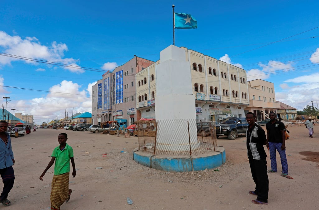 Photo d'archives de gens pres d'un drapeau national somalien dans la ville de galkayo