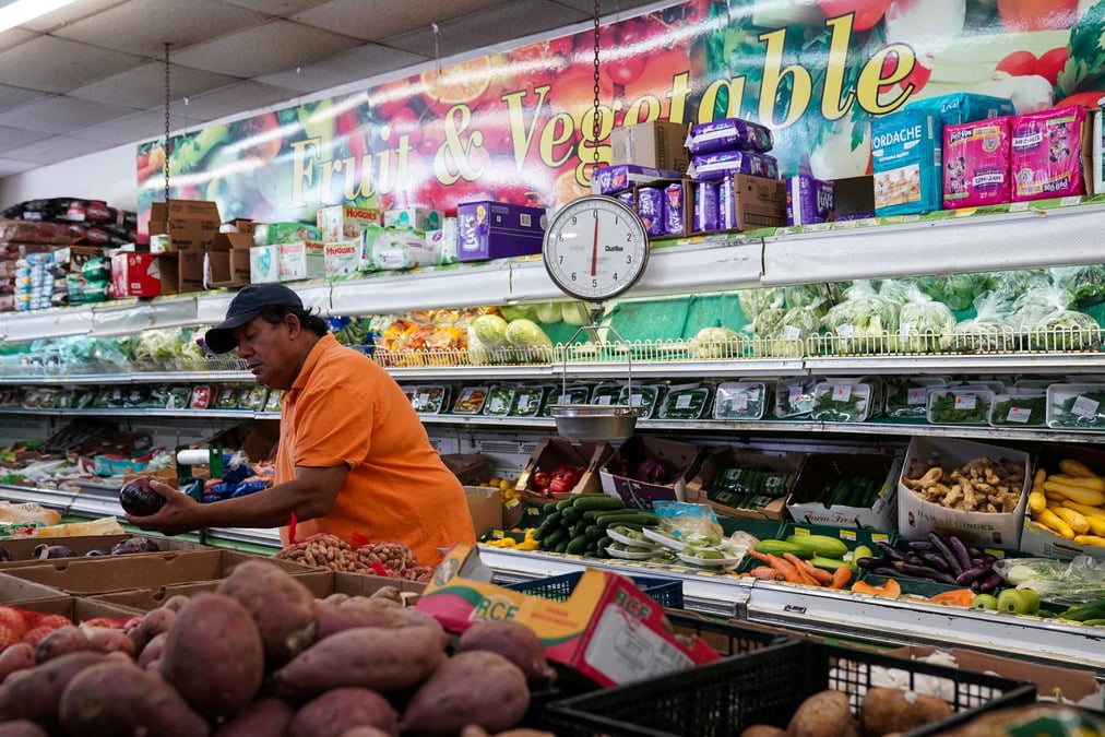 Un homme fait ses courses au supermarche best world dans le quartier de mount pleasant a washington