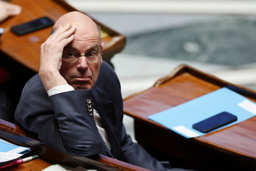 Éric Lombard, le ministre de l’Économie, a mis en garde vendredi contre le fait que « la France emprunte à des taux plus élevés que l’Italie ».