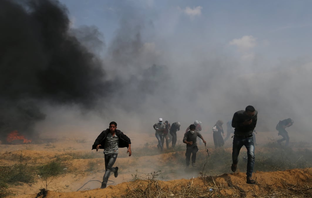 Gaz lacrymogenes contre des manifestants a la limite de gaza-israel
