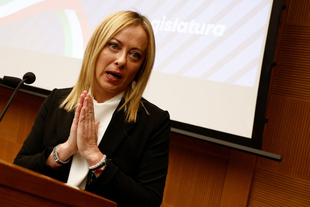 Giorgia meloni assiste a une reunion avec les deputes de son parti a rome