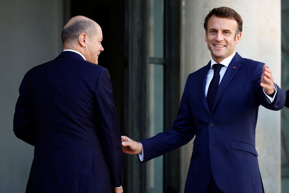 Le president francais emmanuel macron accueille le chancelier allemand olaf scholz  a l'elysee a paris