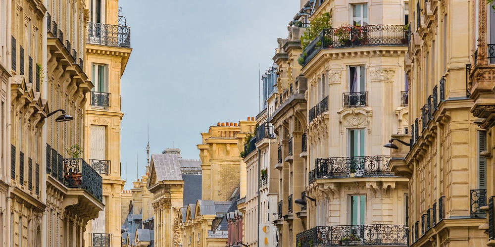 Cette baisse des prix s’explique notamment par la décrue des taux de crédit pratiqués par les banques.