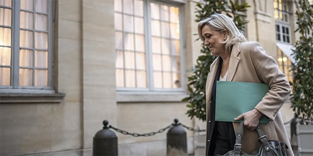 Marine Le Pen arrive à l'Hôtel de Matignon pour une rencontre avec le Premier ministre français Michel Barnier à Paris le 25 novembre 2024.