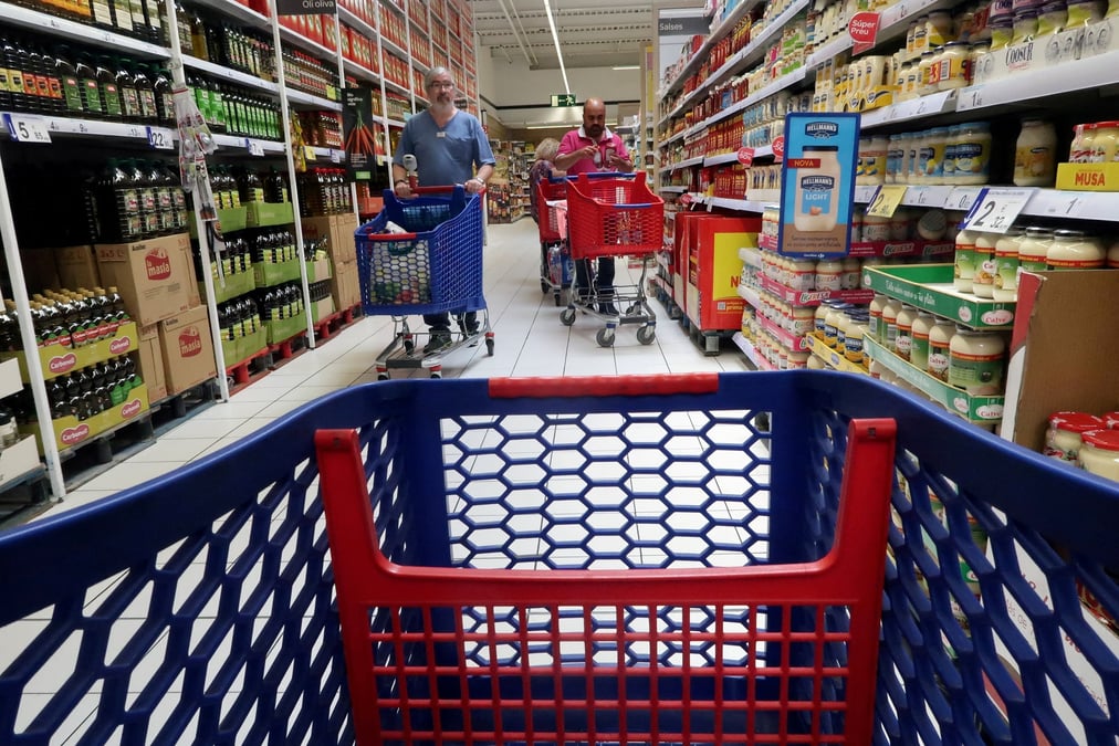 Photo d'archives de clients dans un supermarche carrefour