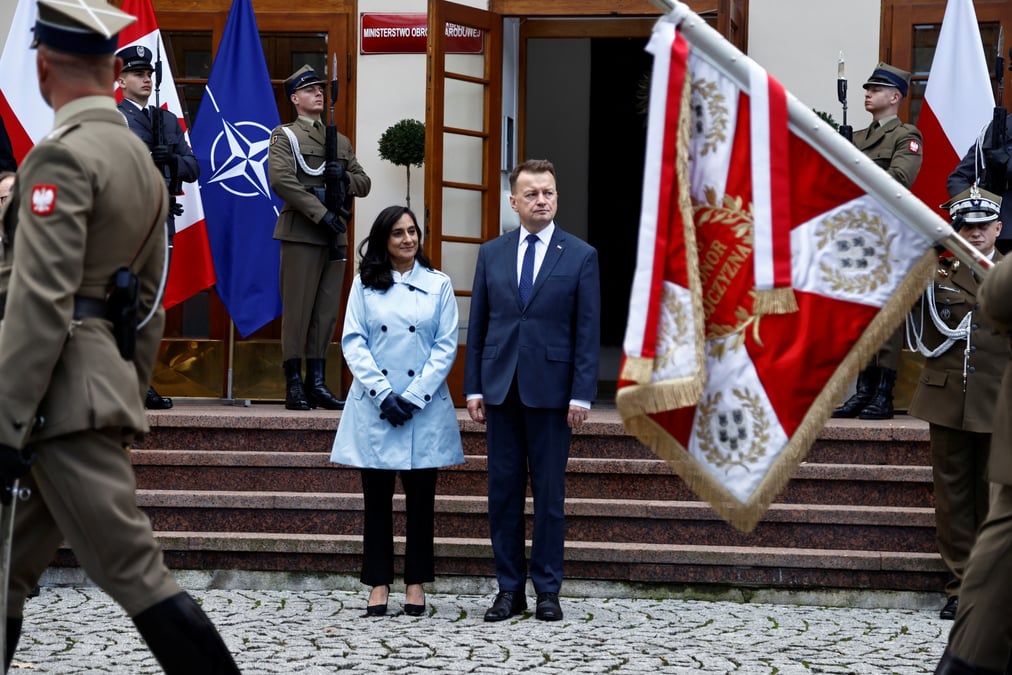 La ministre canadienne de la defense, anita anand, et son homologue polonais, mariusz blaszczak, passent en revue la garde d'honneur lors d'une ceremonie a varsovie
