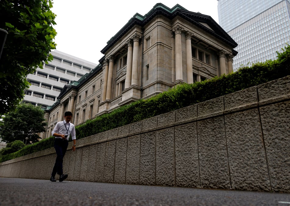 Un homme passe devant le siege de la banque du japon a tokyo
