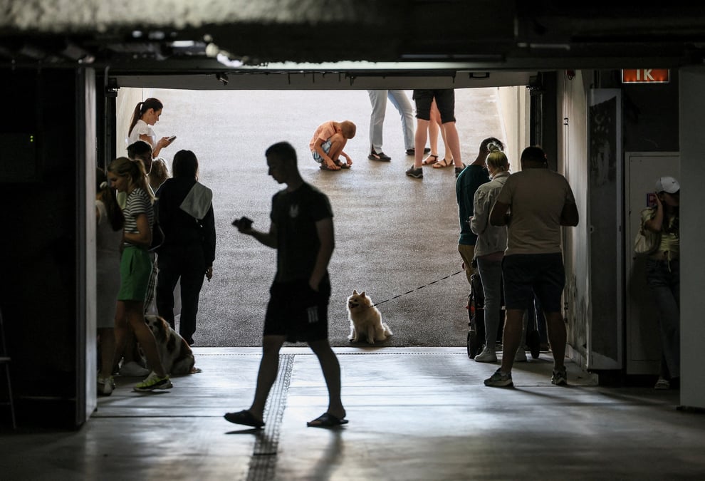 Des habitants refugies a l'interieur d'un parking a kyiv