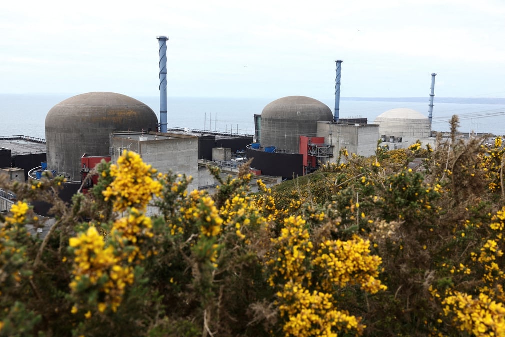 Vue generale des trois reacteurs de la centrale nucleaire de flamanville, a flamanville, en france
