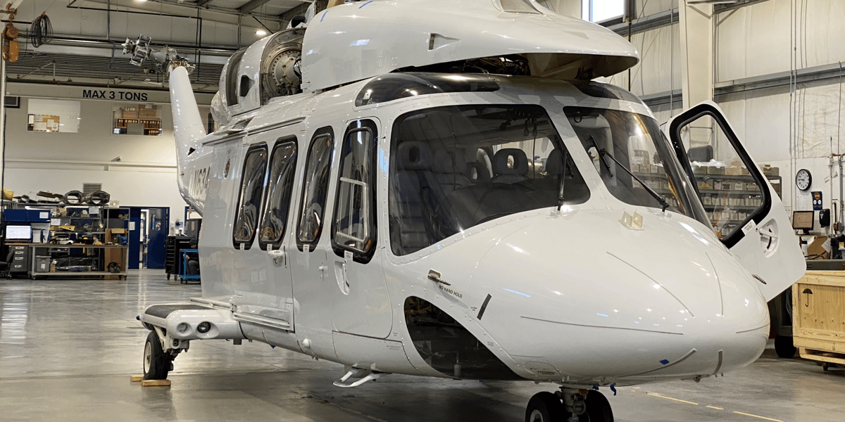 Un hélicoptère en cours de démantèlement chez Optima Aéro, à Anglet (Pyrénées-Atlantiques).