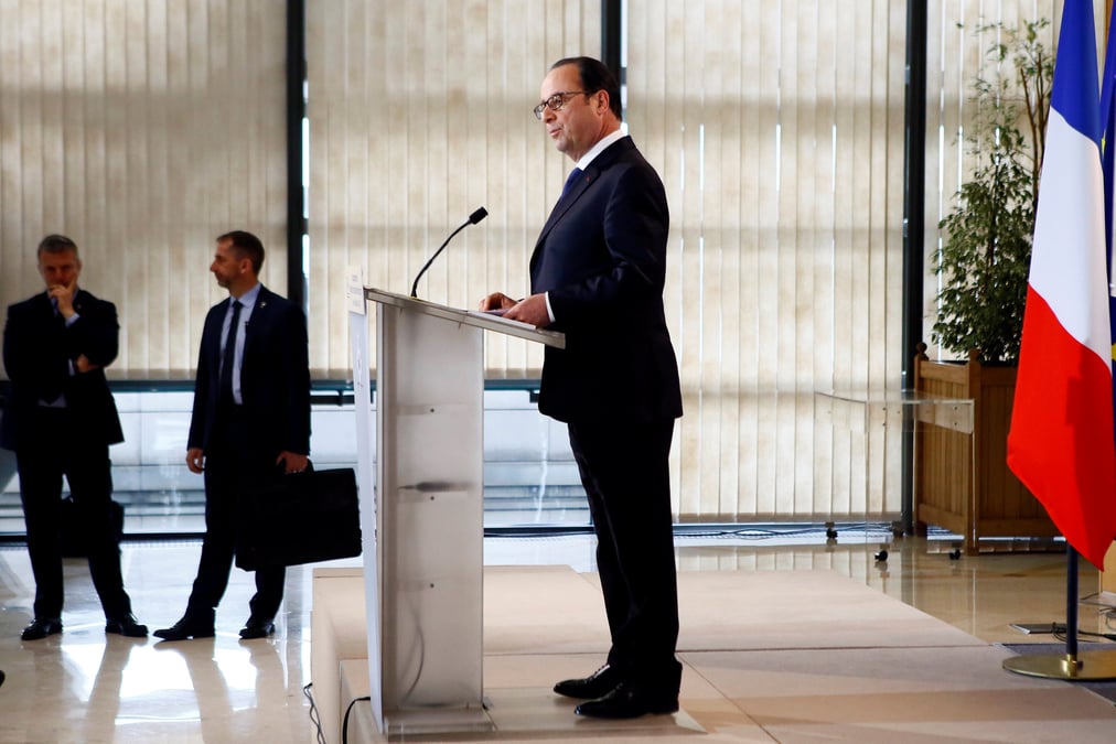 Fillon se montre "en-deca" de la dignite, dit hollande