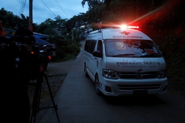 Thailande: deux personnes ont ete extraites vivantes de la grotte