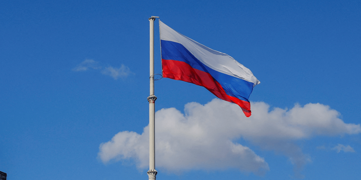 Un drapeau flotte sur une place de la ville de melitopol, controlee par la russie, dans la region de zaporijjia