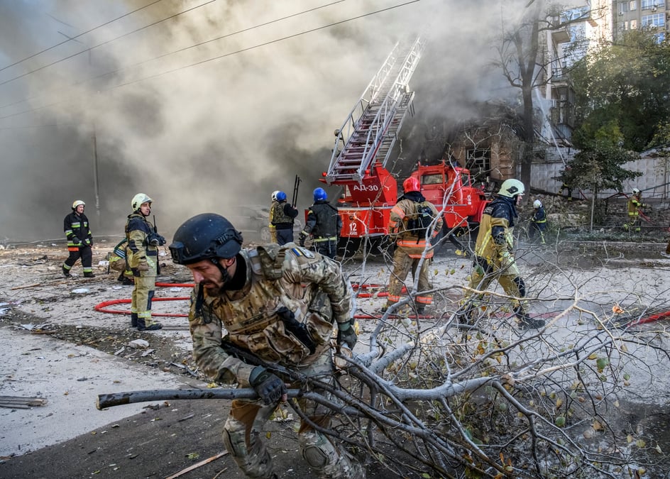 Des pompiers aident a evacuer un immeuble detruit par une frappe de drone russe a kyiv, en ukraine