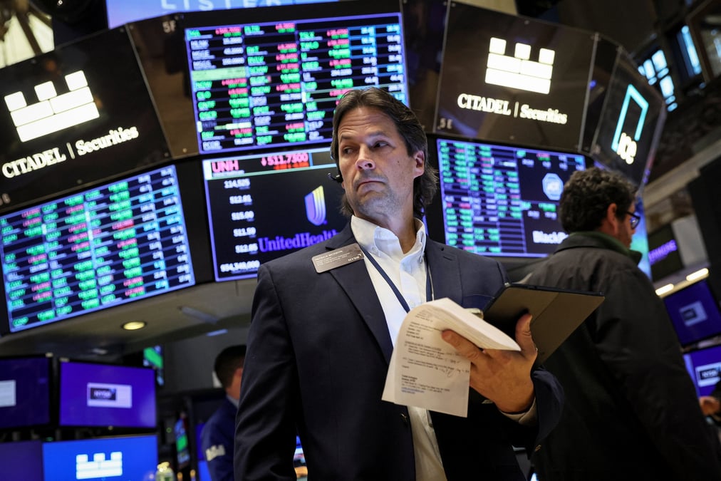 Un trader travaille a la bourse de new york (nyse)