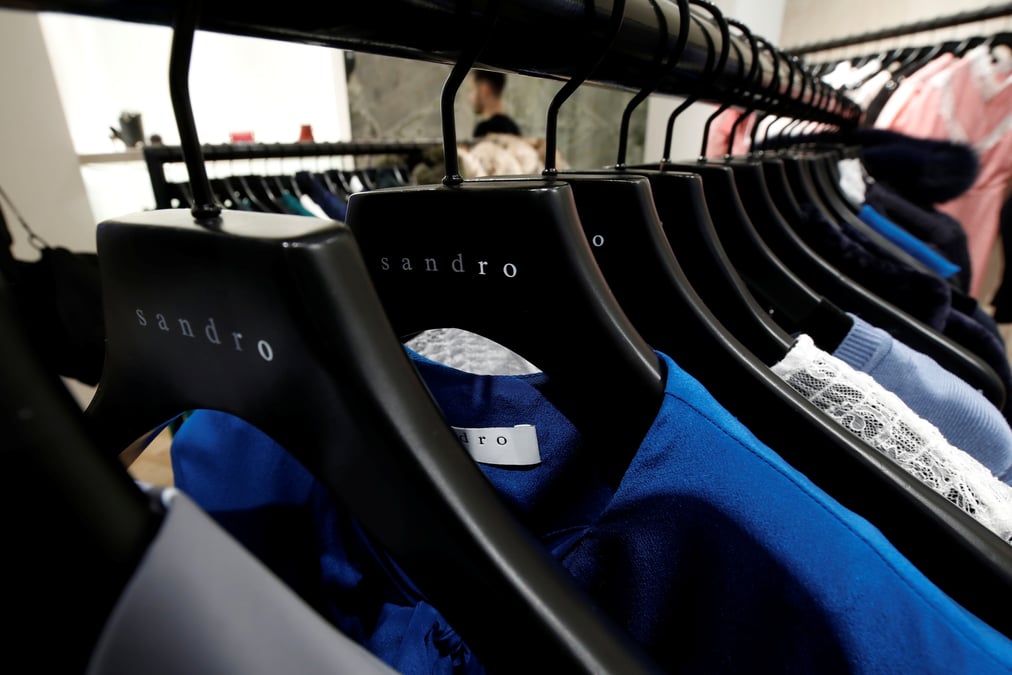 Des vetements pour femmes sur des cintres a l'interieur d'un magasin de vetements de luxe sandro, exploite par le groupe smcp