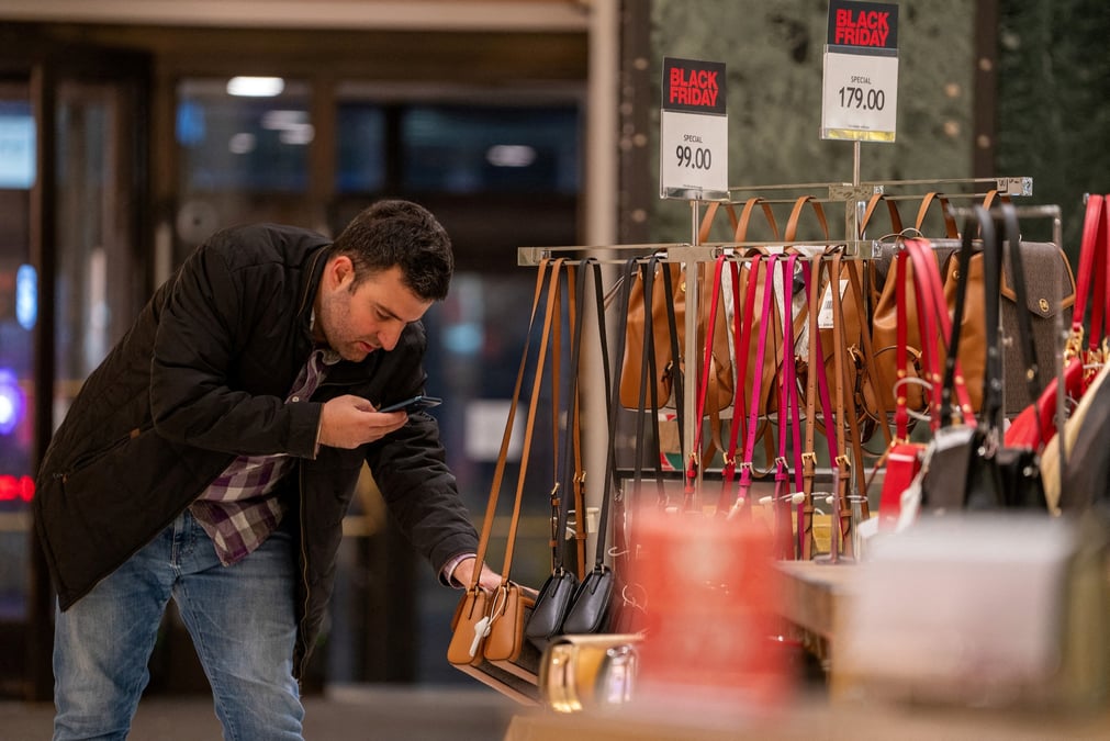 Une personne utilise un telephone dans un magasin a new york