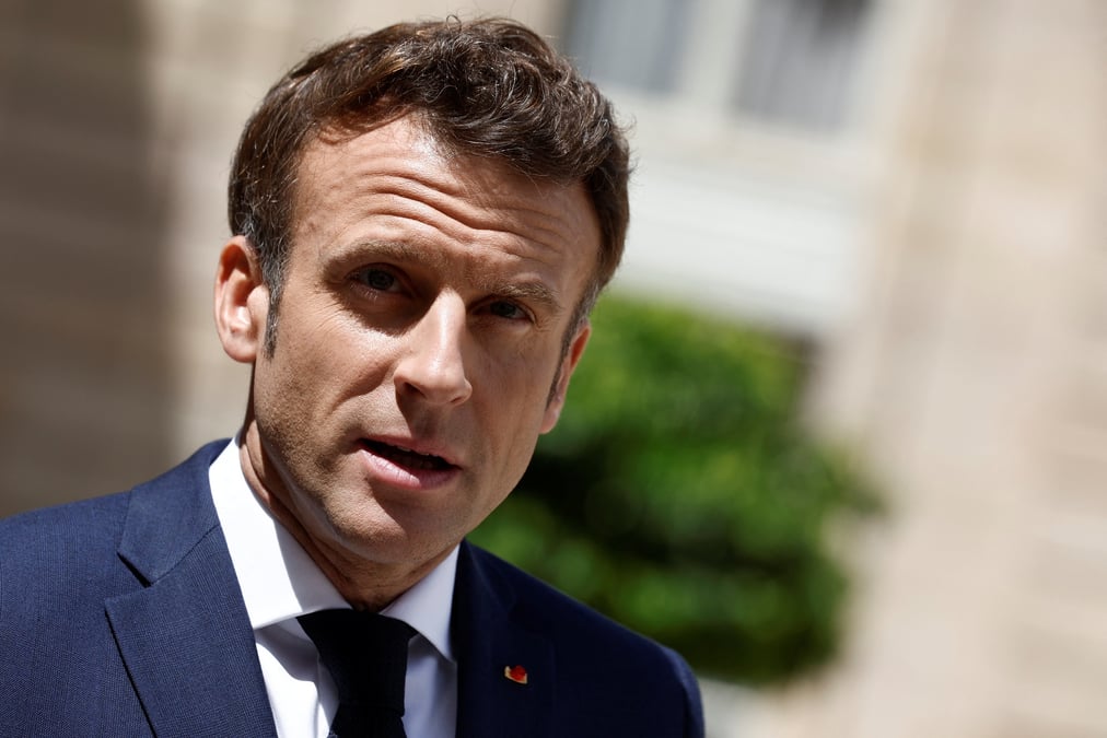 Le president francais emmanuel macron prononce une declaration commune avec le premier ministre australien anthony albanese au palais de l'elysee