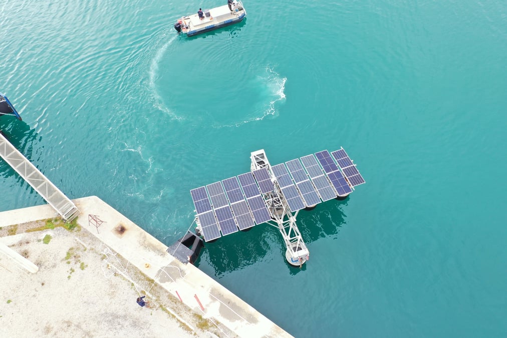 Le démonstrateur Sun’Sète de SolarinBlue (ferme solaire flottante en mer), dans le port de commerce de Sète