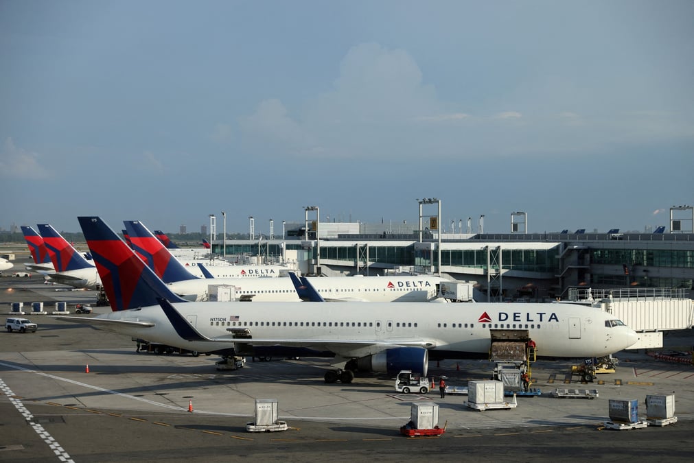Des avions de delta air lines a l'aeroport international john f. kennedy dans le queens, a new york