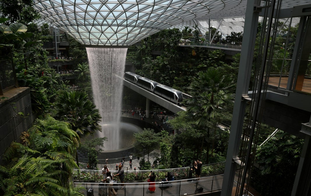 Vue de l'intérieur de l'aéroport de Changi à Singapour.