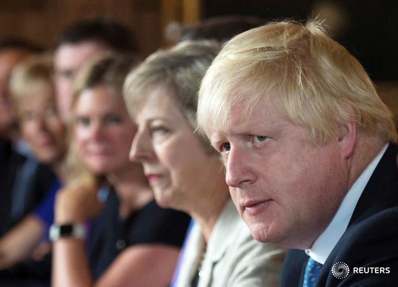 Theresa may n'exclut pas de limoger boris johnson