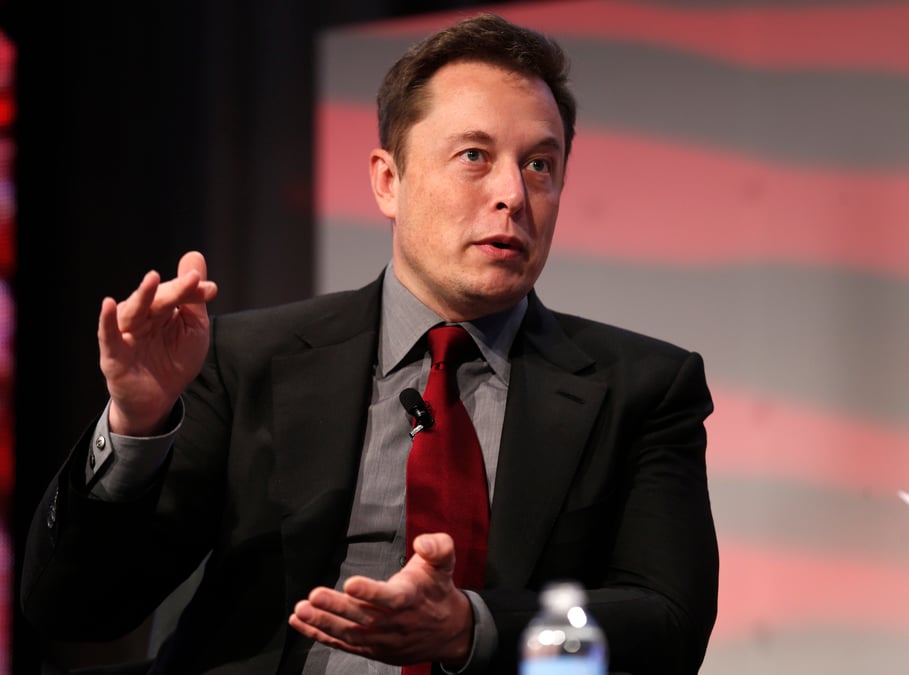 Elon musk, le patron de tesla, se met encore la sec a dos