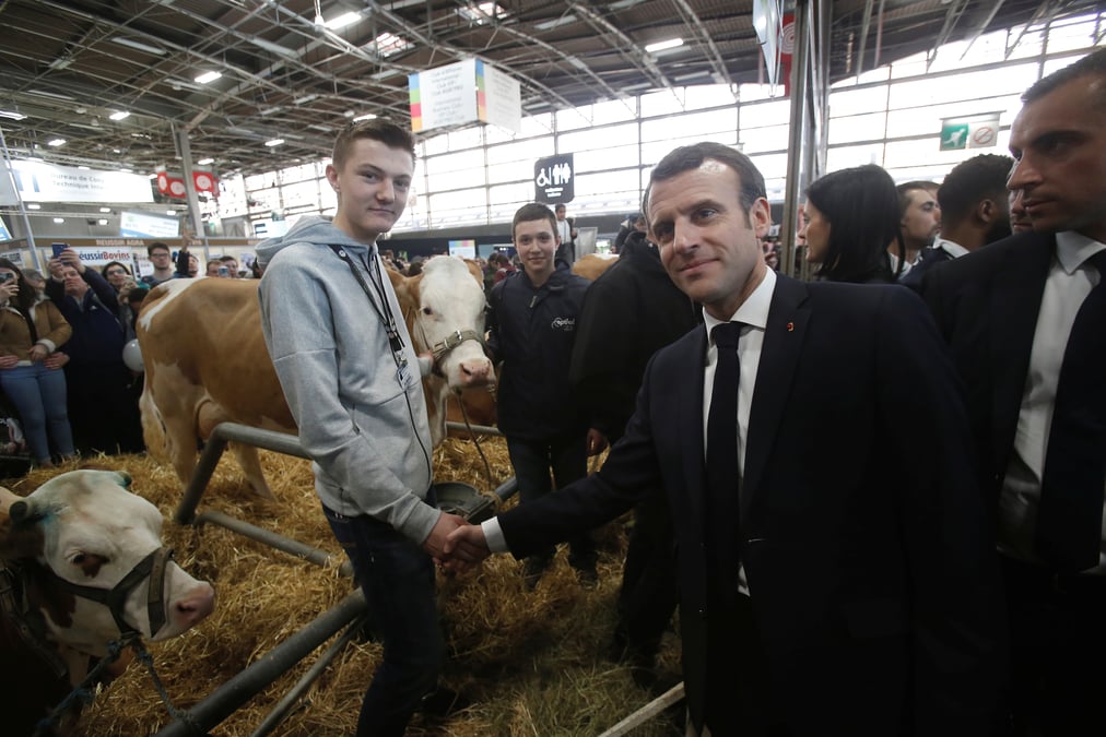 Emmanuel macron promet aux eleveurs de reguler les loups