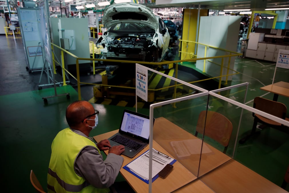 France : la contraction de l'activite s'attenue moins qu'attendu