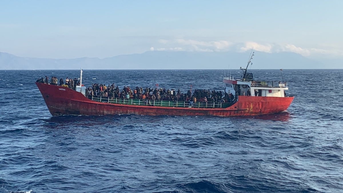 Un cargo avec des centaines de refugies afghans a bord accoste en grece