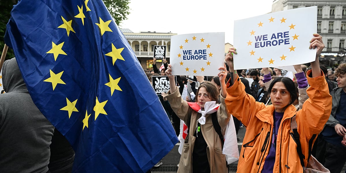 Opposants au projet de loi sur l’« influence étrangère », à Tbilissi vendredi.