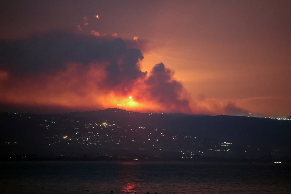 Vue de Tyr, au sud du Liban, montrant de la fumée et des incendies du côté libanais de la frontière avec Israël.