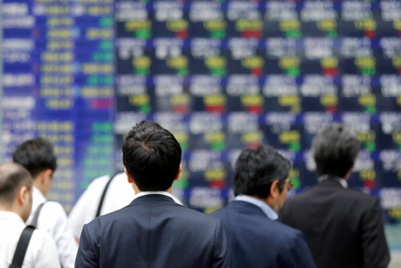 Tokyo termine en baisse