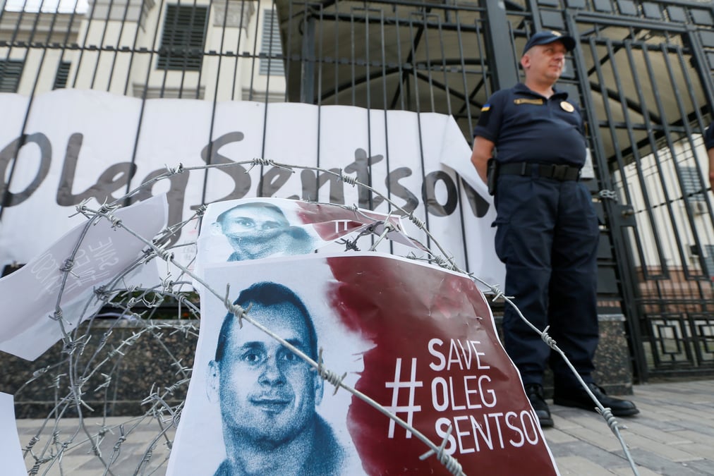 Le cineaste ukrainien emprisonne oleg sentsov transfere a moscou