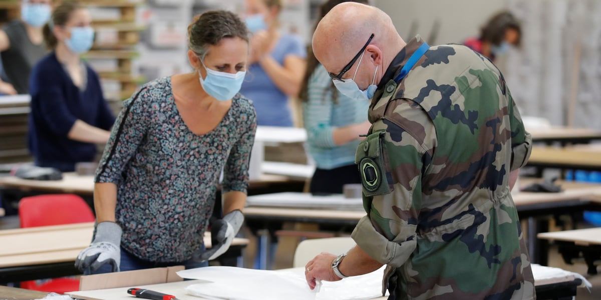 À Nantes, l’armée a monté un atelier de tabliers à usage unique pour les Ehpad, dans le cadre de l'opération "Résilience".