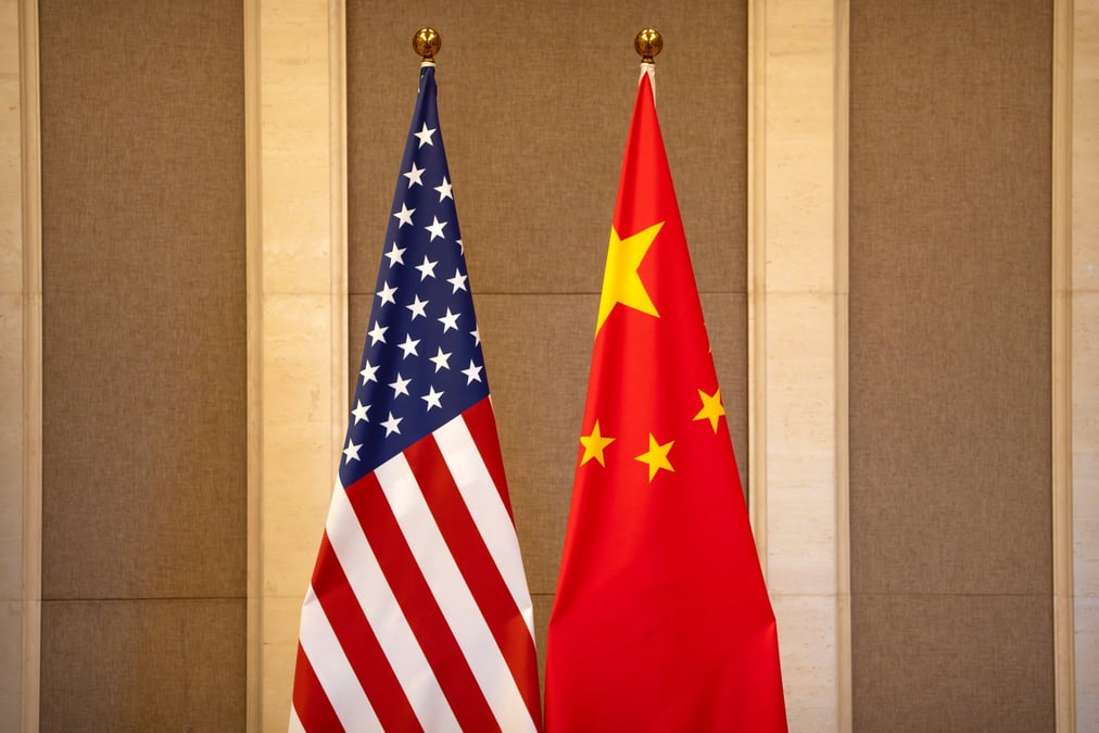 Les drapeaux americains et chinois