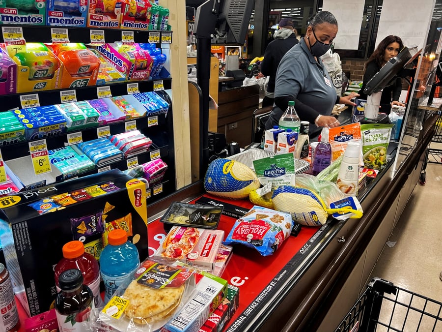 Une caissiere dans un supermarche a chicago