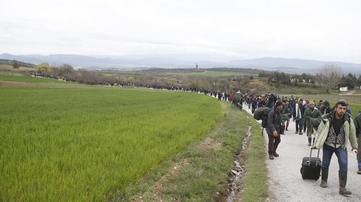 Les migrants en grece invites a aller dans les centres d'accueil