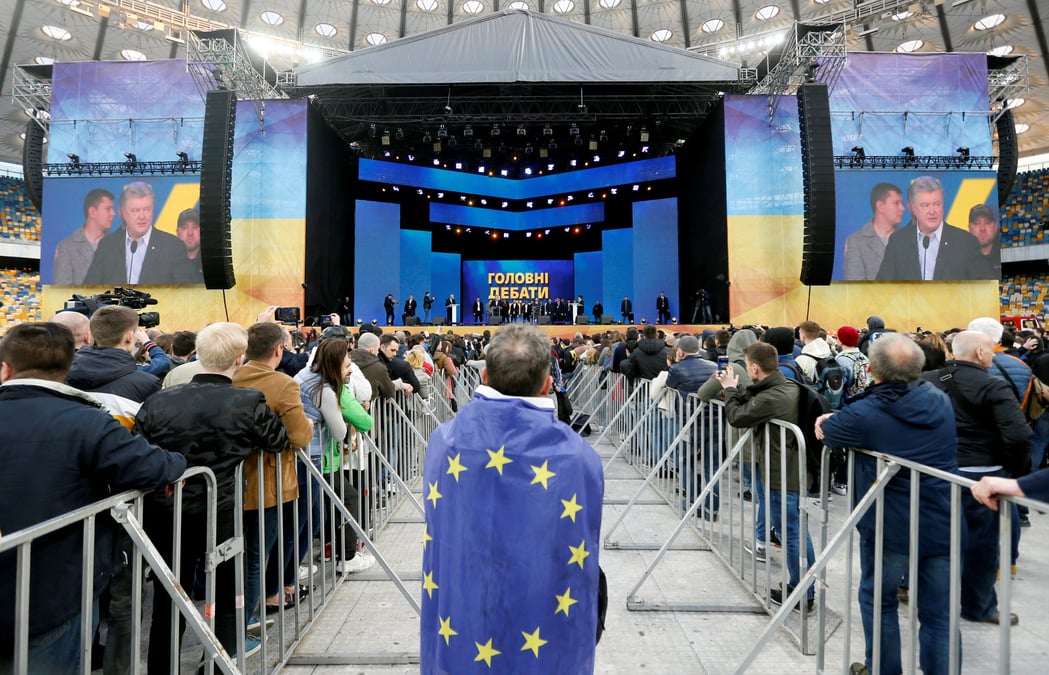 Ukraine/election: echange d'insultes lors du debat final, dans un stade