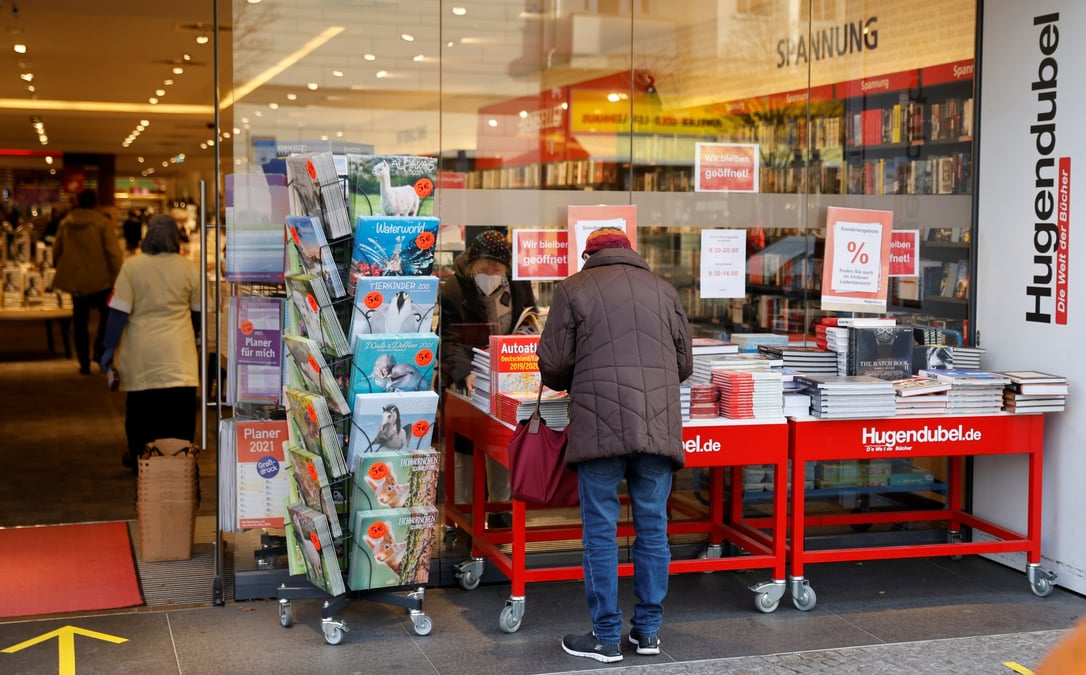 Une librairie dans la rue commercante schloss strasse, a berlin