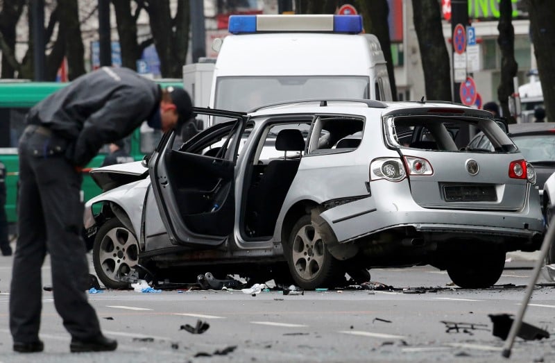 Explosion suspecte d'une voiture dans berlin, le conducteur tue