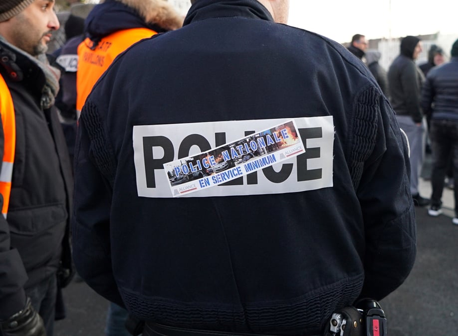 Les syndicats de police suspendent leur mouvement de greve