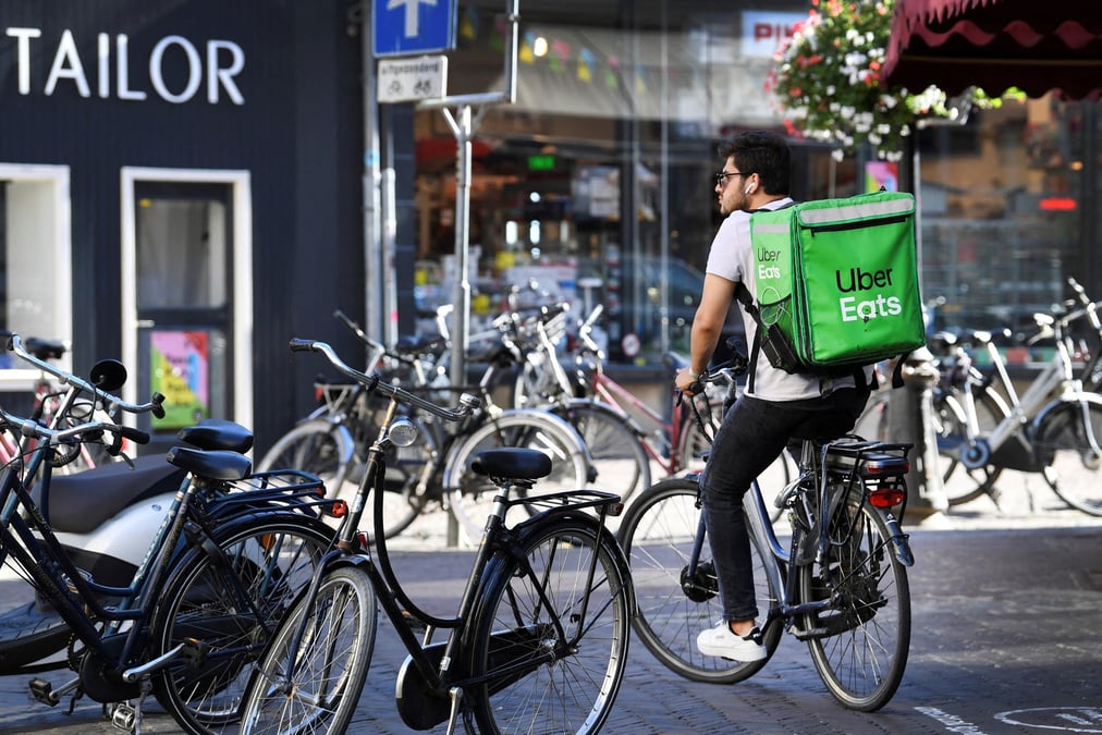 Un coursier uber eats a utrecht, aux pays-bas
