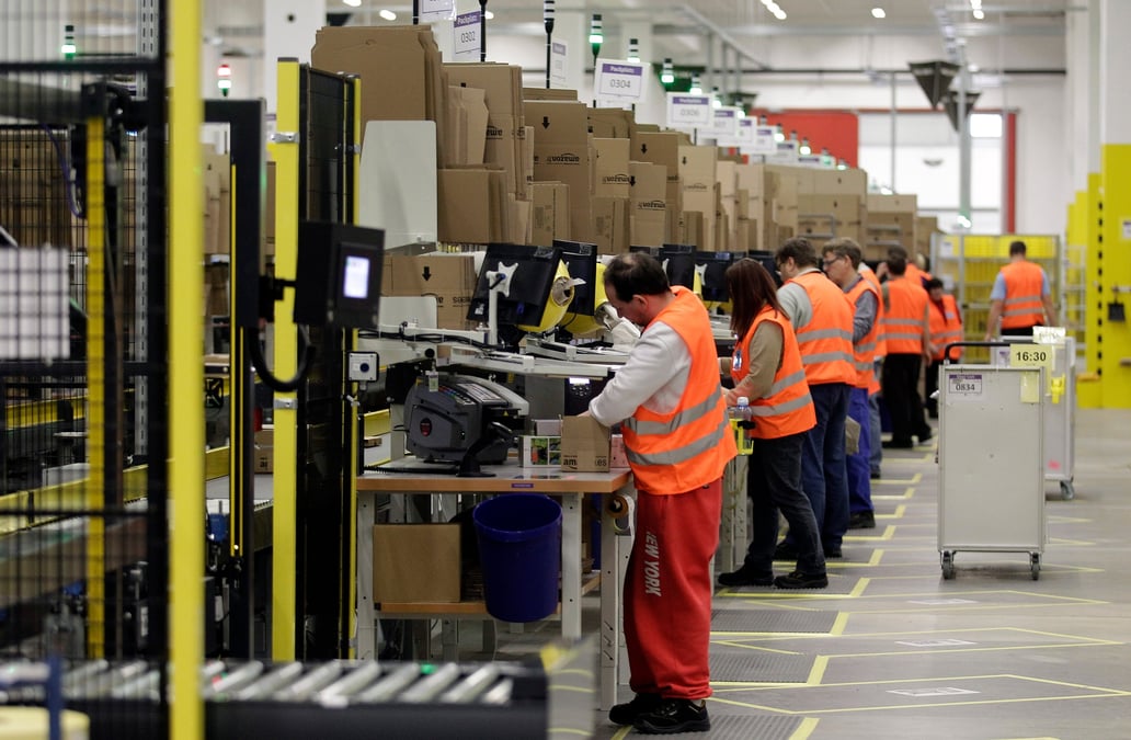 Des ouvriers manipulent des articles a livrer dans un centre de distribution a brieselang